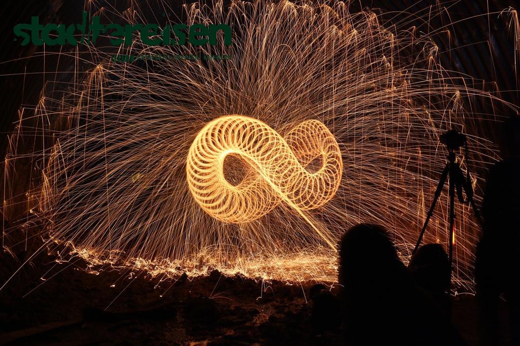 Diese Städte Zeigen Lichtkunstwerke In Verlassenen Fabrikhallen