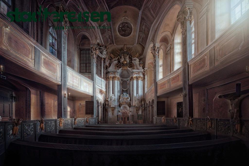 Städte Mit Architektur Aus Verschiedenen Jahrhunderten Im Direkten Vergleich