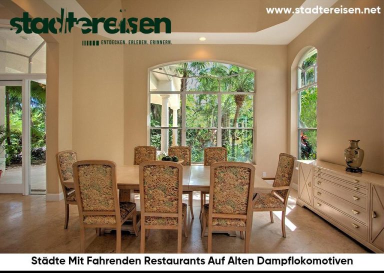 Städte Mit Fahrenden Restaurants Auf Alten Dampflokomotiven