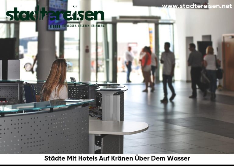 Städte Mit Hotels Auf Kränen Über Dem Wasser