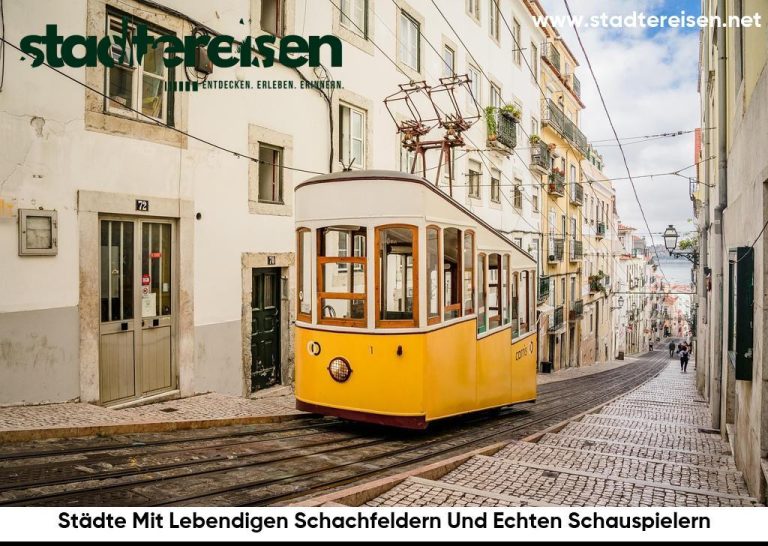Städte Mit Lebendigen Schachfeldern Und Echten Schauspielern