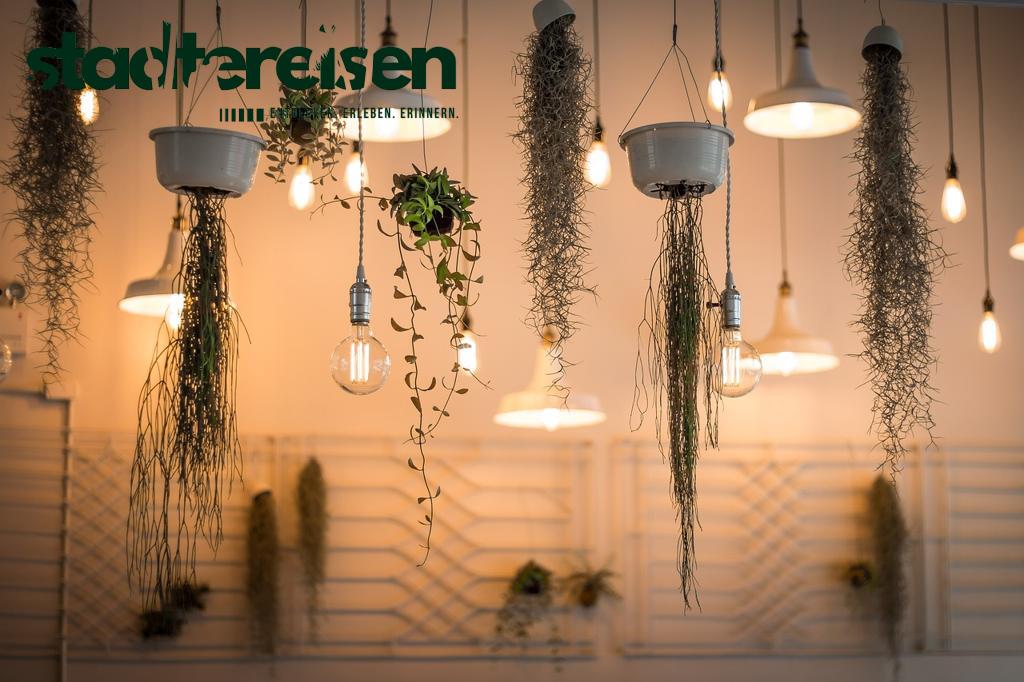 Städte Mit Leuchtenden Straßenkunstwerken Bei Nacht