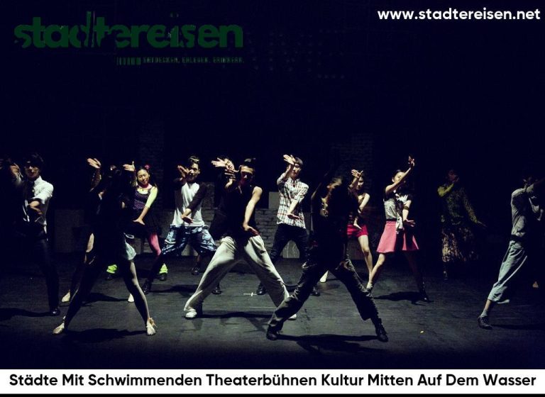 Städte Mit Schwimmenden Theaterbühnen Kultur Mitten Auf Dem Wasser