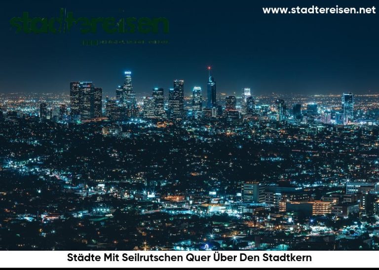Städte Mit Seilrutschen Quer Über Den Stadtkern