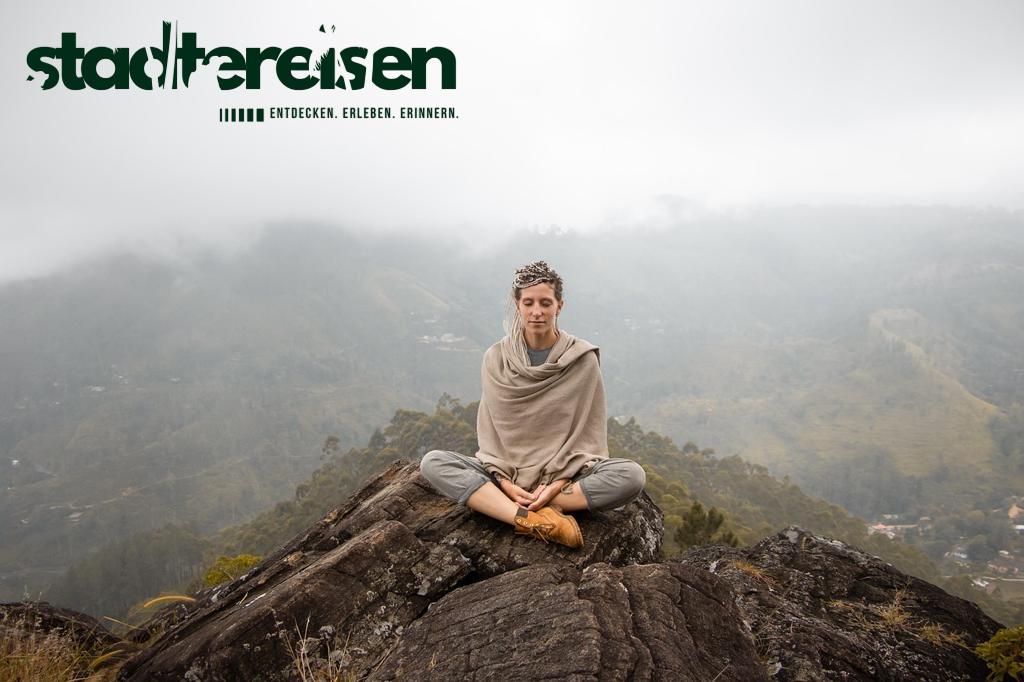 Städte Mit Stadtweiten Yoga-Morgensessions Auf Öffentlichen Plätzen
