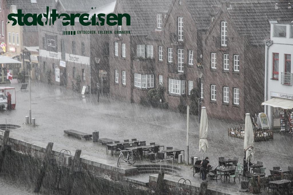 Städte Mit Straßen, Die Bei Regen Kunstwerke Enthüllen