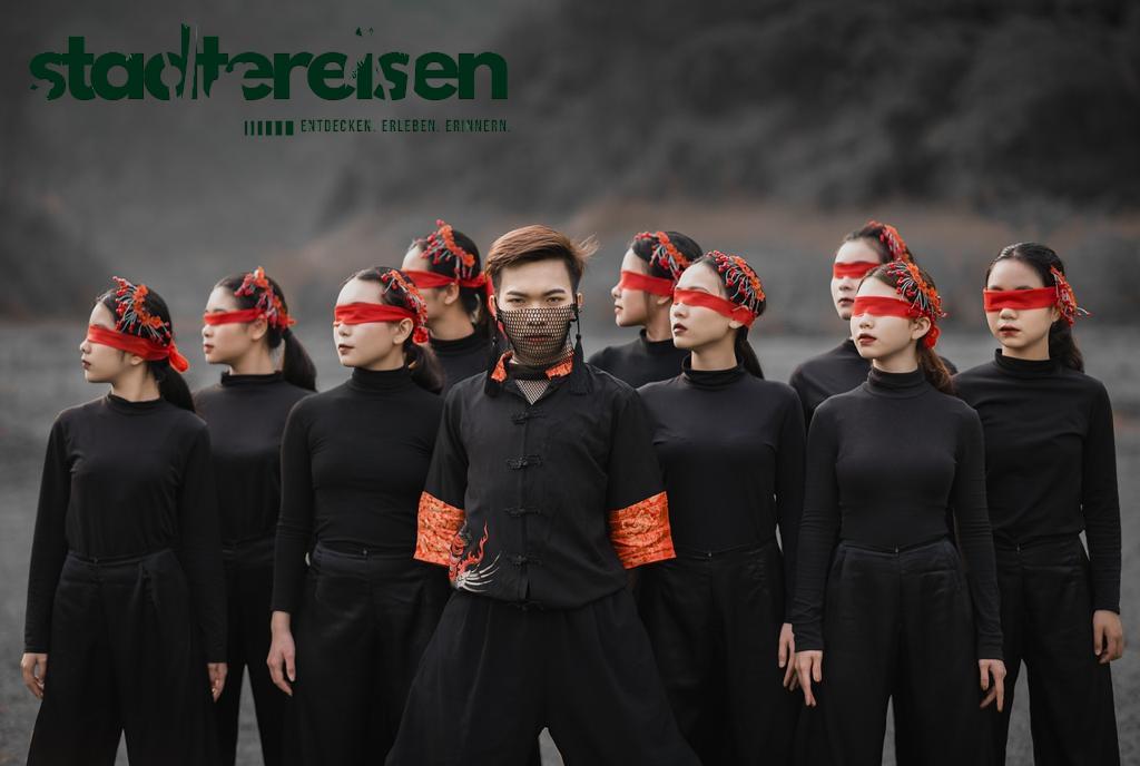 Städte Mit Vertikalen Tanzshows An Hochhausfassaden