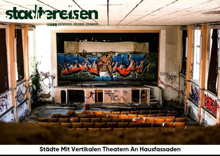Städte Mit Vertikalen Theatern An Hausfassaden