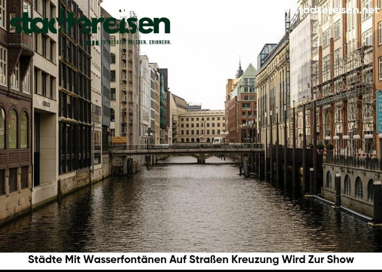 Städte Mit Wasserfontänen Auf Straßen Kreuzung Wird Zur Show