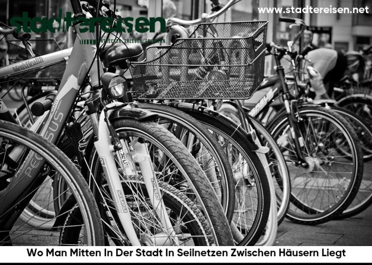 Wo Man Mitten In Der Stadt In Seilnetzen Zwischen Häusern Liegt