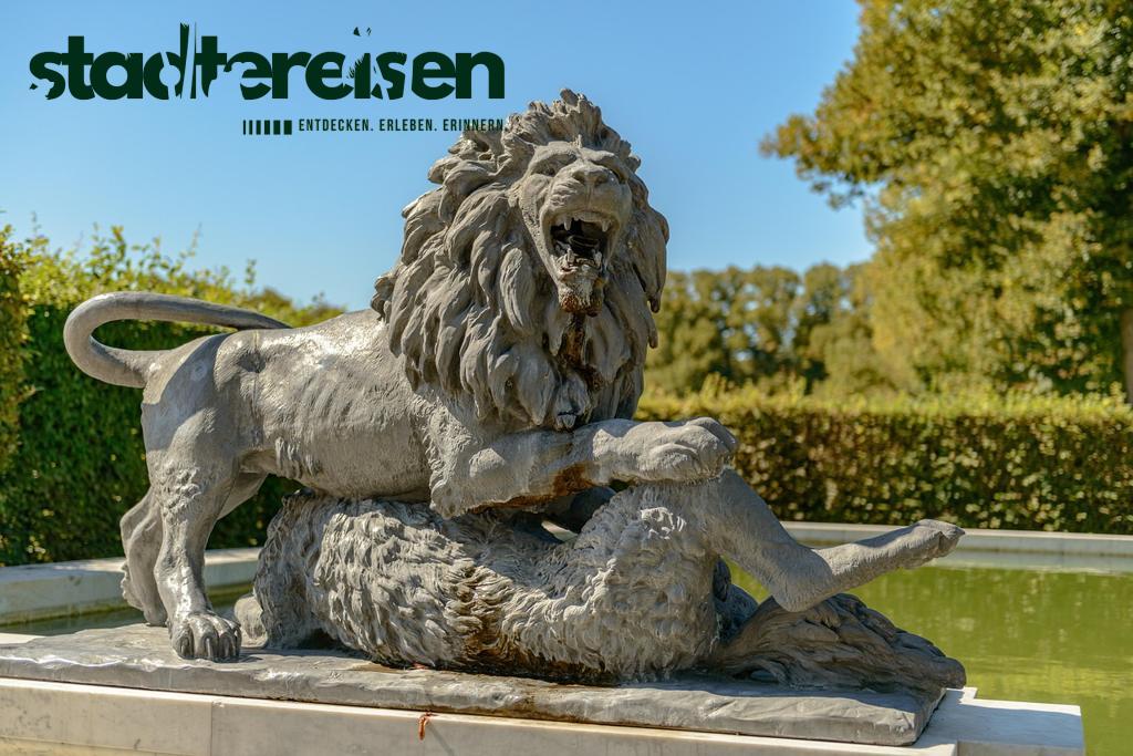 Wo Moderne Kunstwerke Auf Alten Burgruinen Installiert Sind