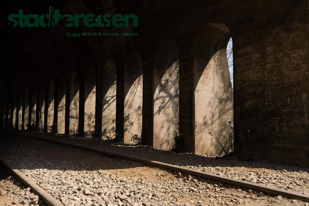 Wo Verlassene Tunnel Zu Leuchtenden Kunstinstallationen Werden