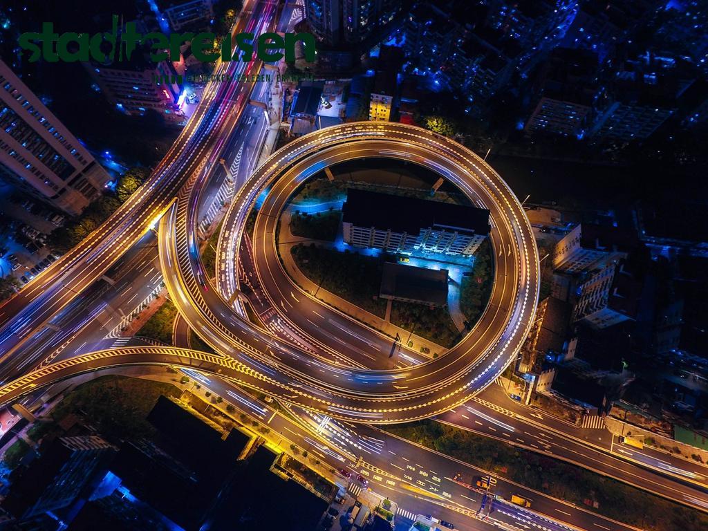 Städte Mit Beleuchteten Nachtwanderwegen Durch Urbane Natur