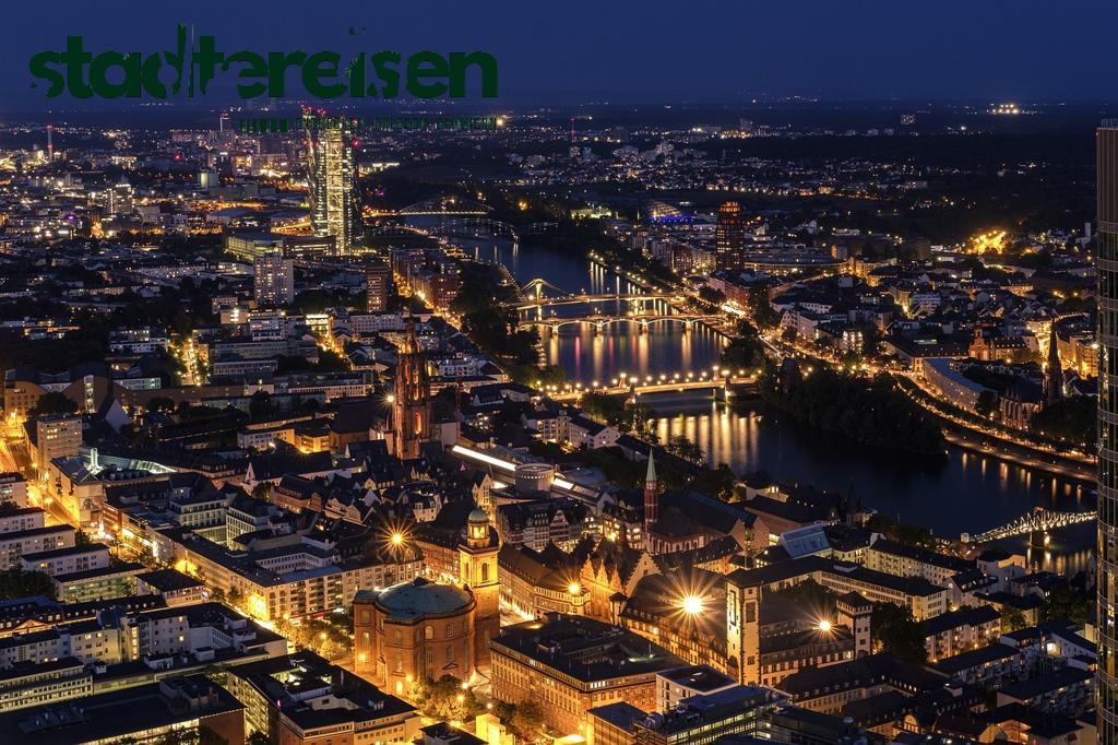Städte Mit Nächtlichen Lichtshows Auf Flussoberflächen